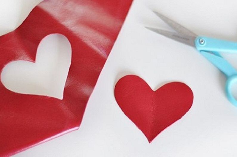 DIY gift for February 14 - Heart keychain