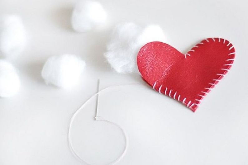 DIY gift for February 14 - Heart keychain