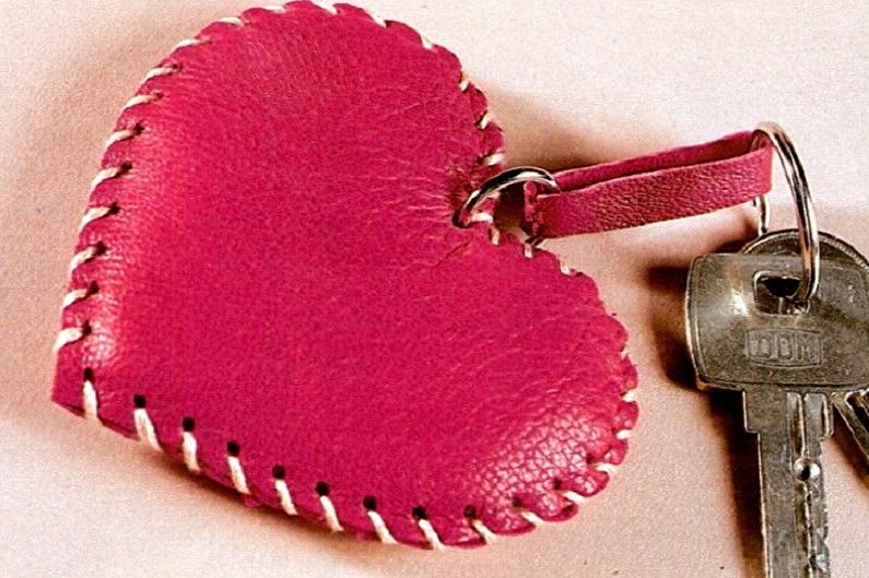 DIY gift for February 14 - Heart keychain