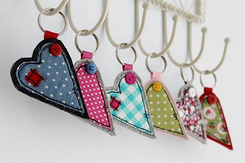 DIY gift for February 14 - Heart keychain