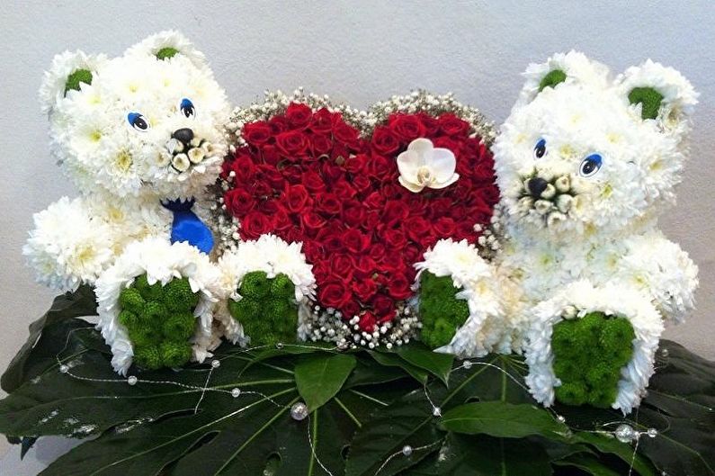 DIY gift for February 14 - Toy from fresh flowers