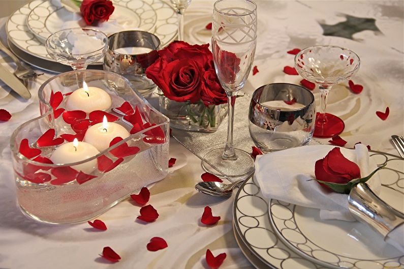 How to decorate an apartment on February 14 - Candles