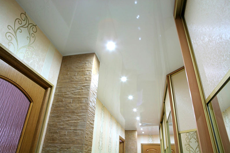 White stretch ceiling in the hallway and corridor - photo