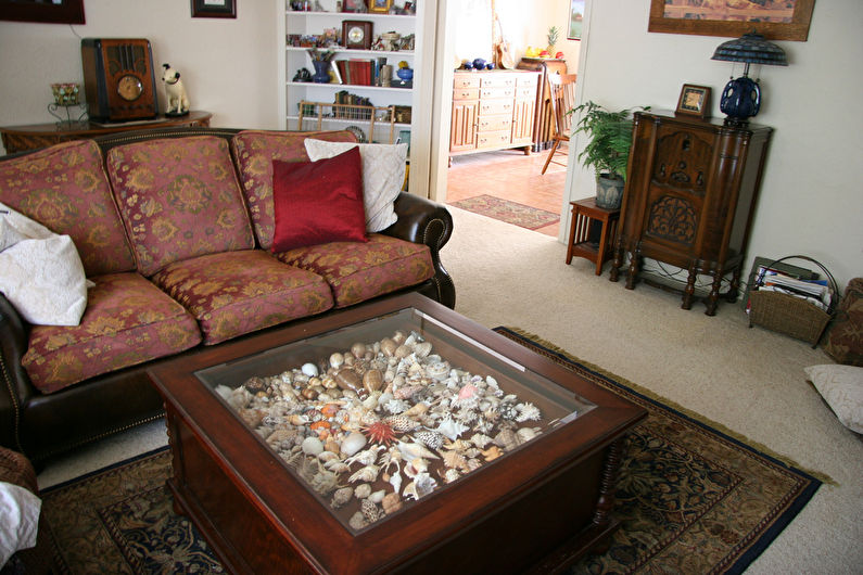 Decor under glass - DIY old table decor