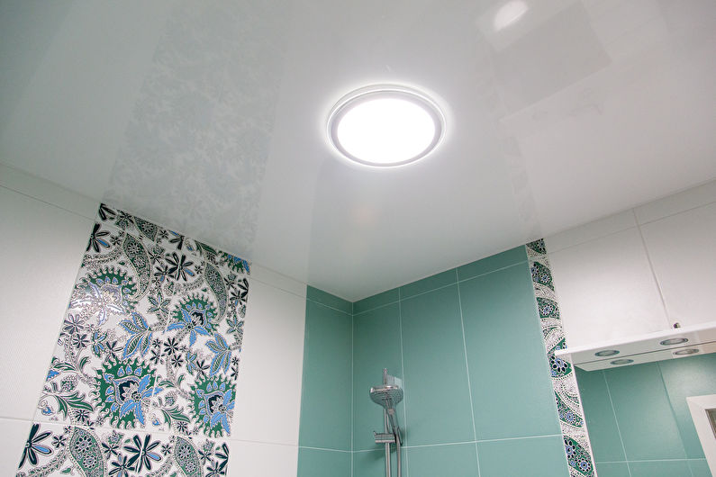 Ceiling design in a small bathroom