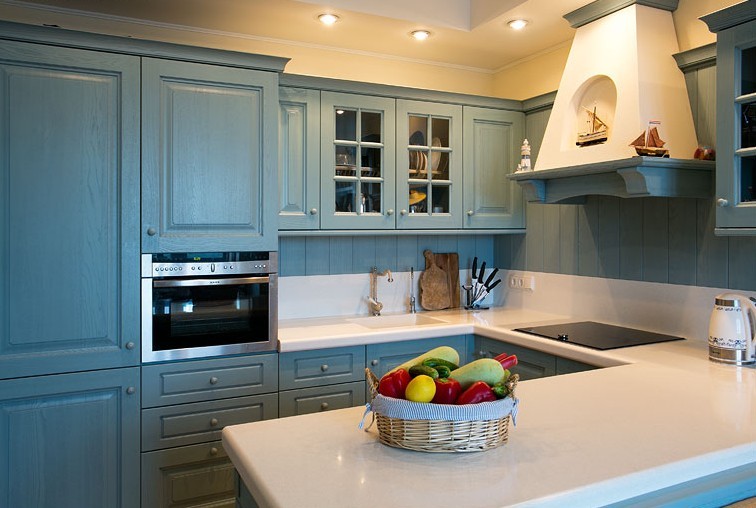 Design of a small kitchen in the style of provence