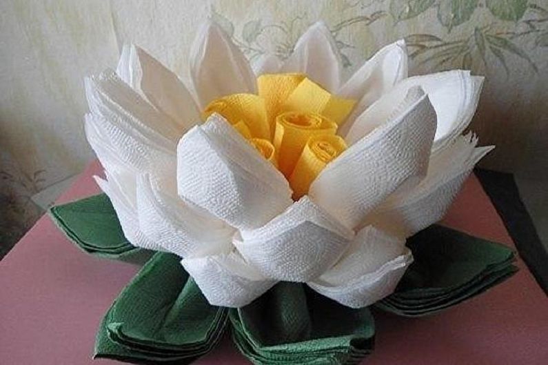 DIY flowers from napkins - photo