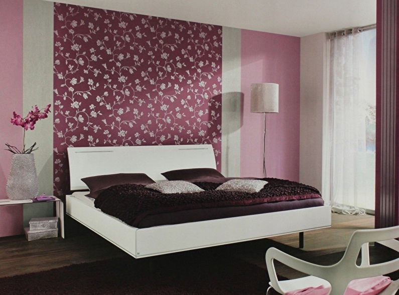 Vertical combination of wallpaper in the bedroom