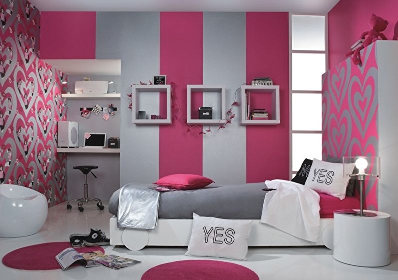 Vertical combination of wallpaper in the bedroom