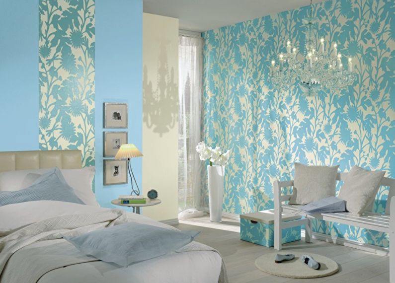 Vertical combination of wallpaper in the bedroom