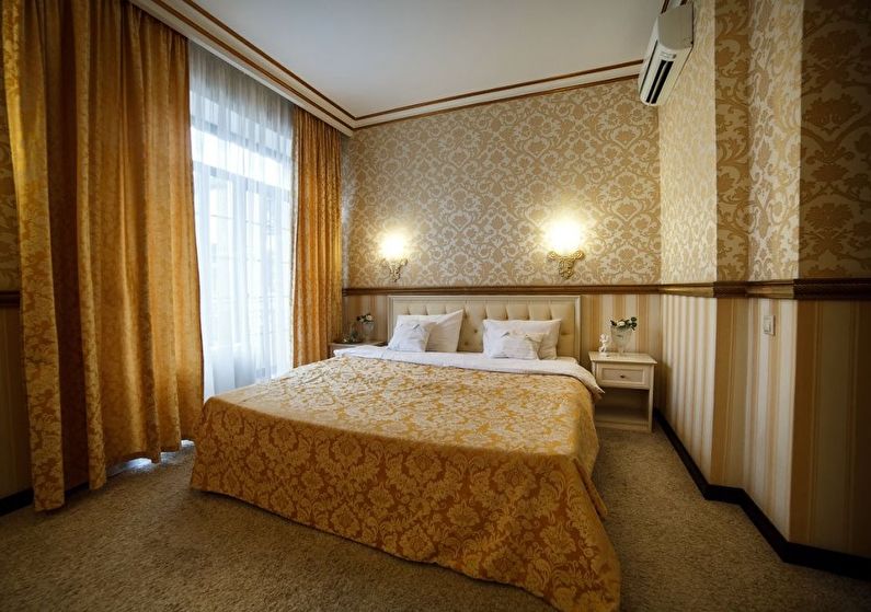 Horizontal combination of wallpaper in the bedroom