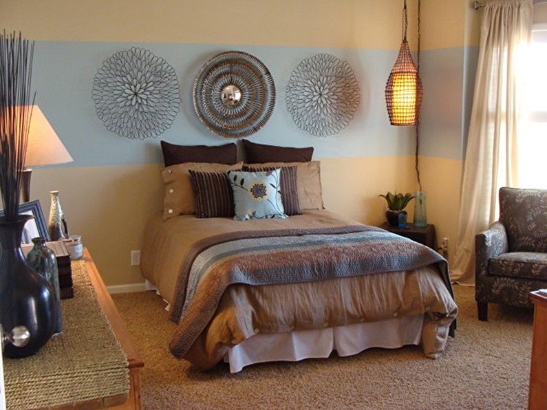 Horizontal combination of wallpaper in the bedroom