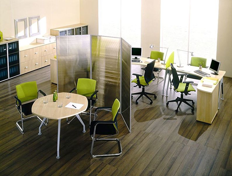 Mobile glass partitions in the apartment