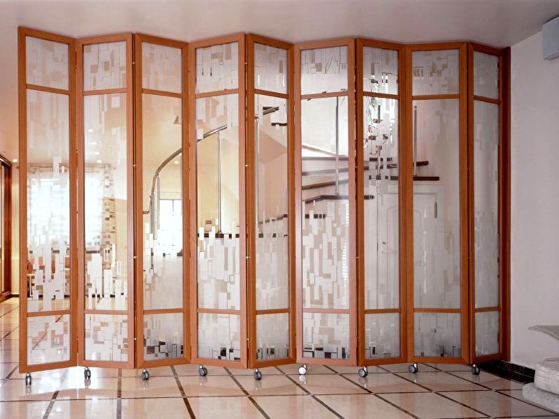 Mobile glass partitions in the apartment