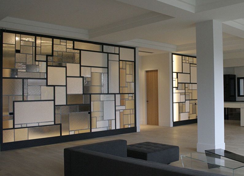Corrugated glass partitions in an apartment
