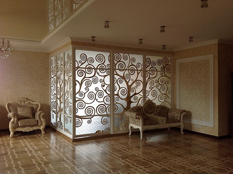 Corrugated glass partitions in an apartment