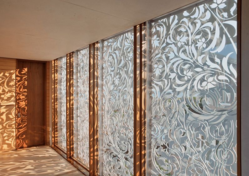 Glass partitions with drawings in the apartment