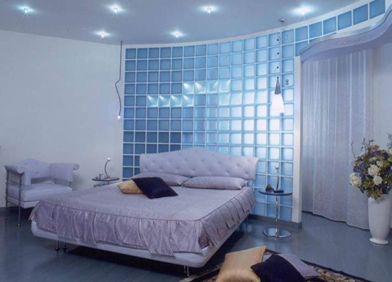 Partitions from glass blocks in the apartment