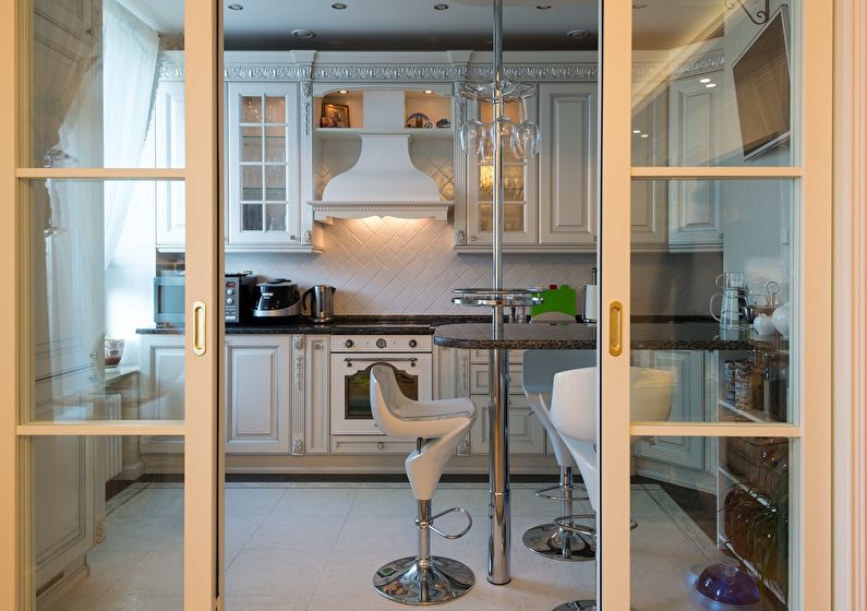 Glass partitions in the interior of the kitchen / dining room