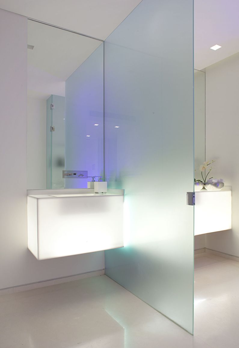 Glass partitions in the interior of the bathroom