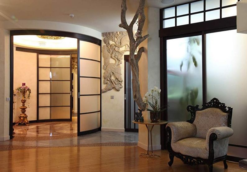 Glass partitions in the interior of the hallway / corridor