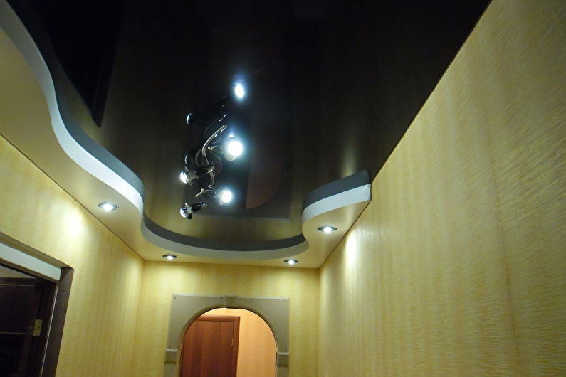 Duplex stretch ceilings in the hallway and hallway