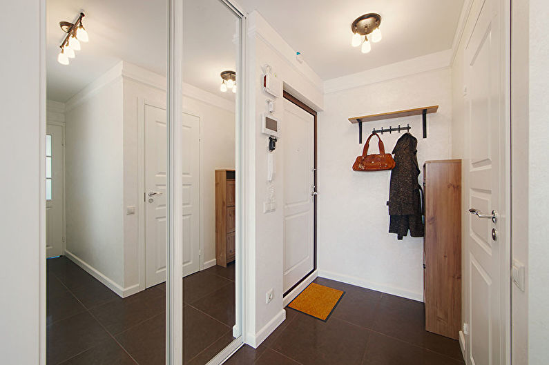 Liten hall i vit - inredning