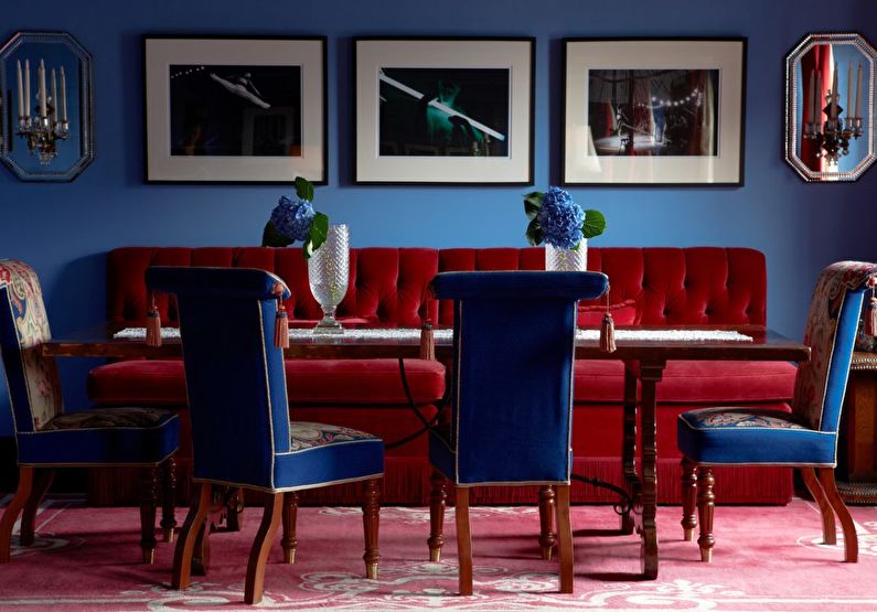 The combination of colors in the interior - red with blue