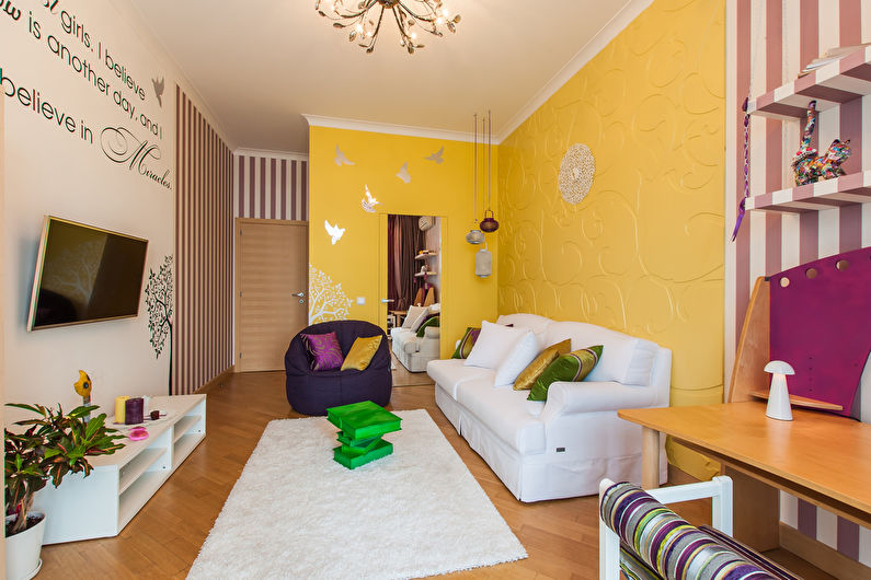 The combination of colors in the interior of the living room - yellow with white