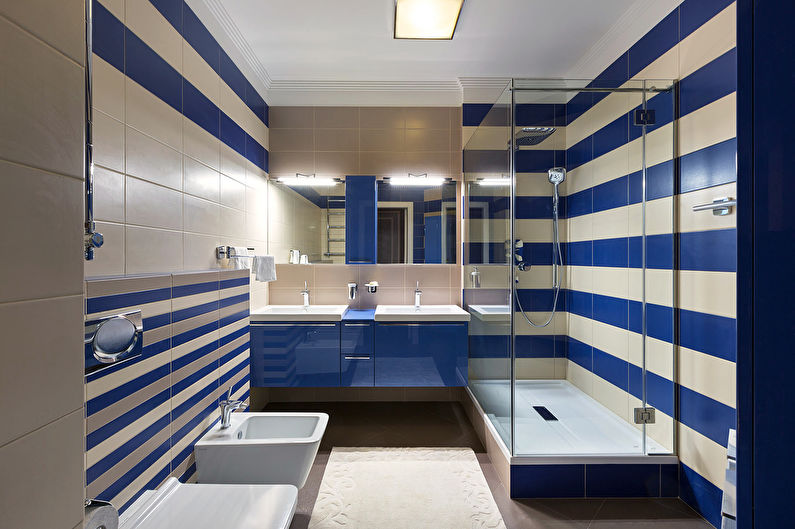 The combination of colors in the interior of the bathroom - blue with white