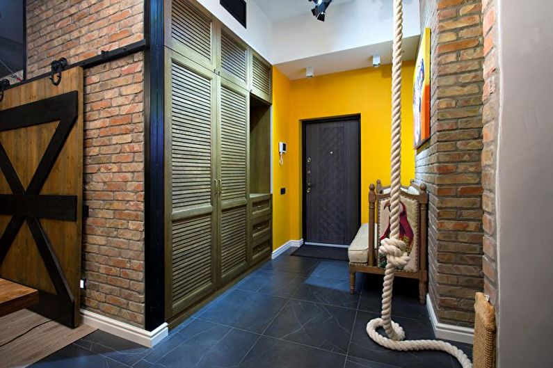 Design intérieur du hall dans le style loft - photo