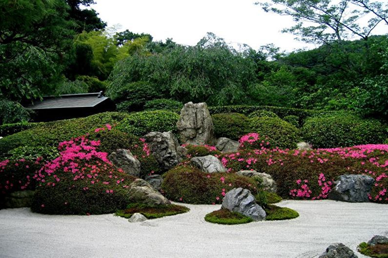 Stone Garden - Flowerbed at the cottage, ideas for landscape design