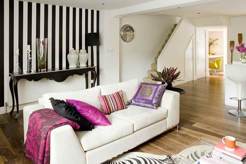Combination of wallpapers in the living room - photo