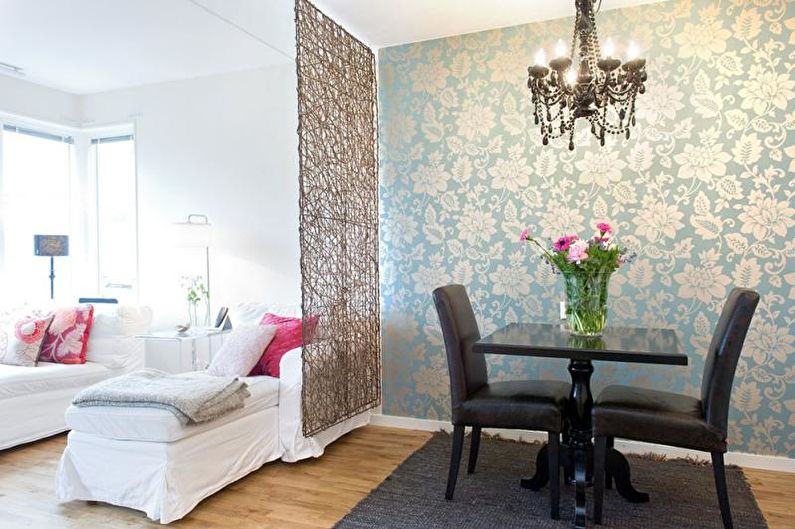 Combination of wallpapers in the living room - photo