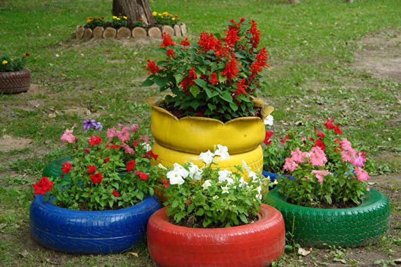 Flowers for the garden - Flower bed in tires