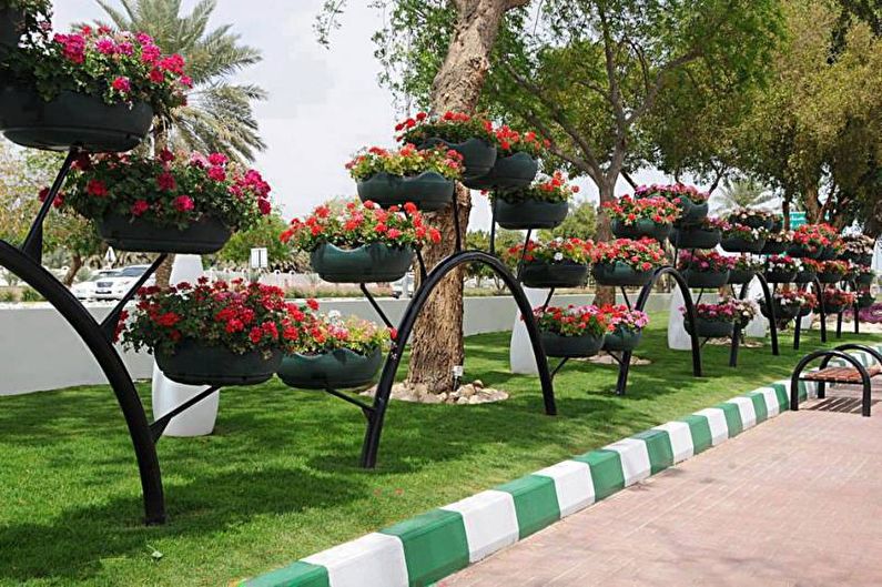 Flowers for the garden - Flower bed in tires