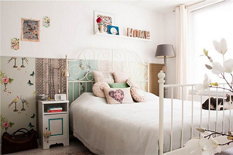 Combination of wallpaper in the bedroom - photo