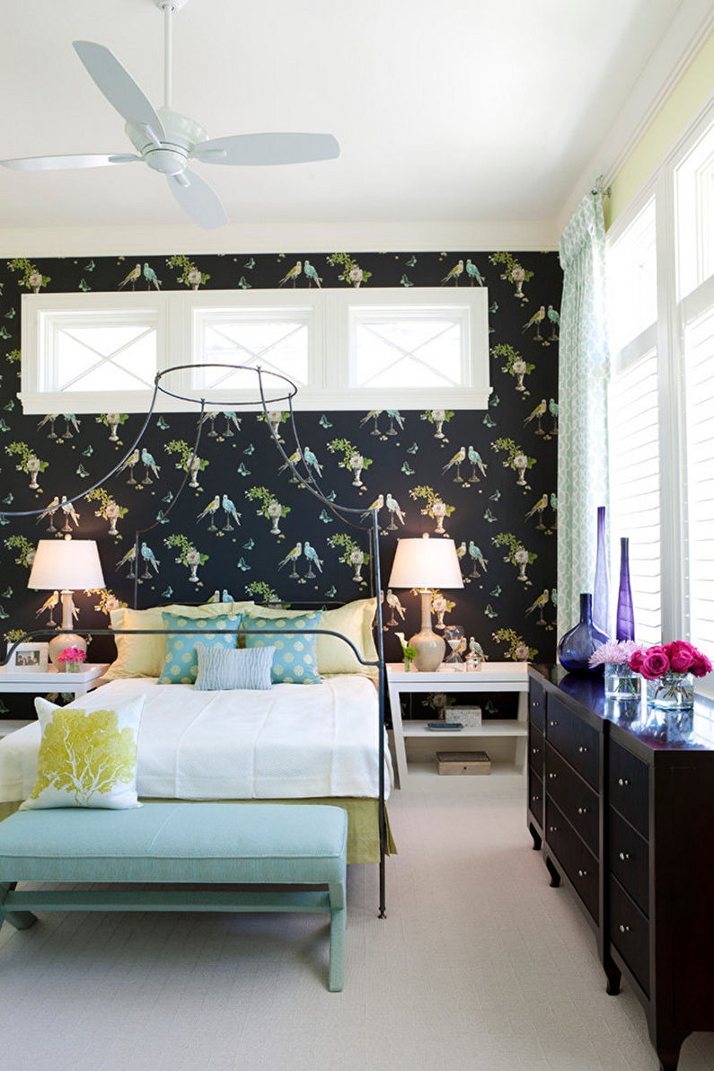 Combination of wallpaper in the bedroom - photo