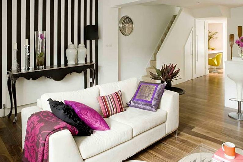 Combination of wallpapers in the living room - photo
