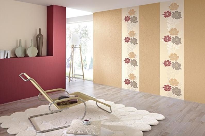 Combination of wallpapers in the living room - photo
