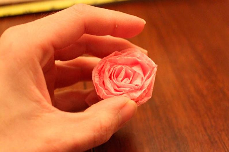 Topiaire bricolage avec des fleurs en papier ondulé