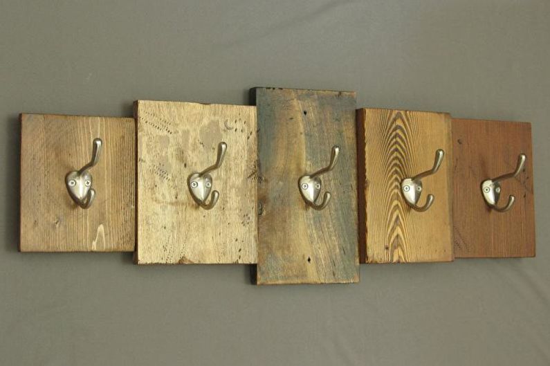 Wall-mounted key keeper for the entrance hall - DIY key keeper design
