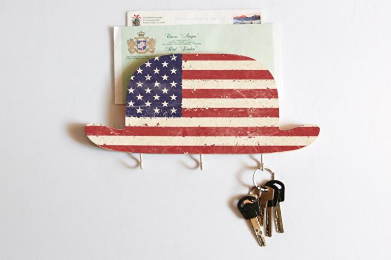 DIY wall-mounted key holder for a hallway
