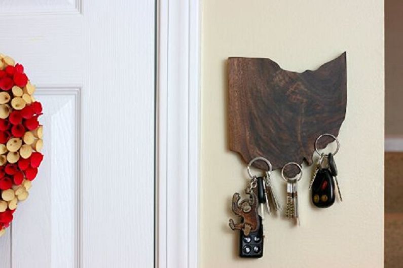 Wall key holder for an entrance hall - photo ideas