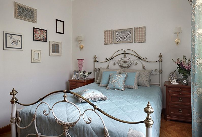 Design a small bedroom in a classic style - A minimum of patterns