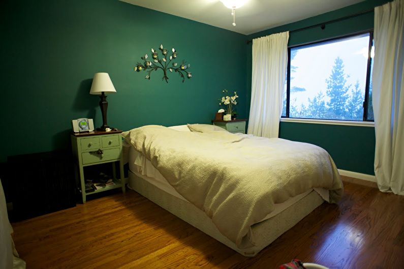 Green color in the bedroom interior - photo