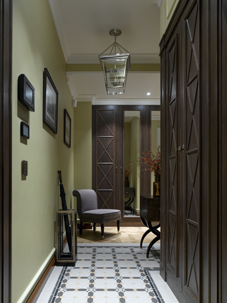 Green color in the interior of the hallway, corridor - photo