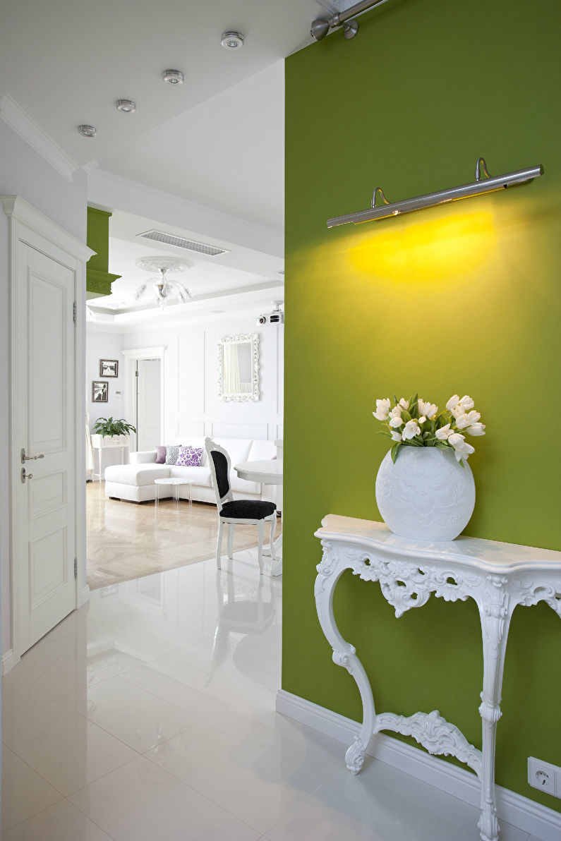 Green color in the interior of the hallway, corridor - photo