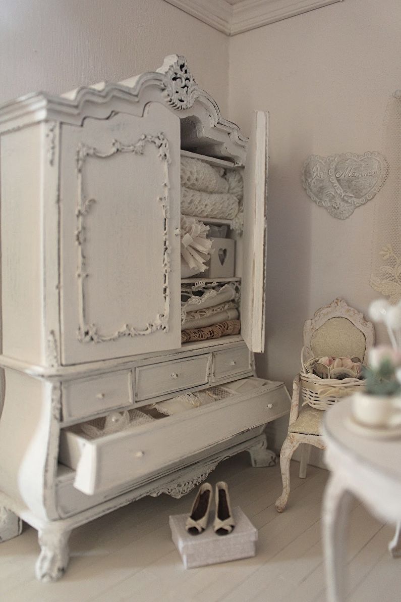 DIY Old Cabinet Decor - Aging