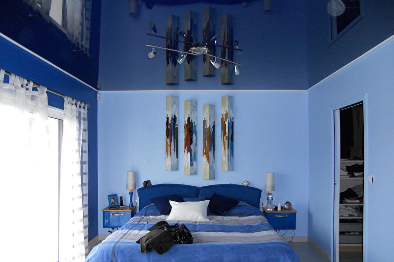 Blue stretch ceiling in the bedroom - photo